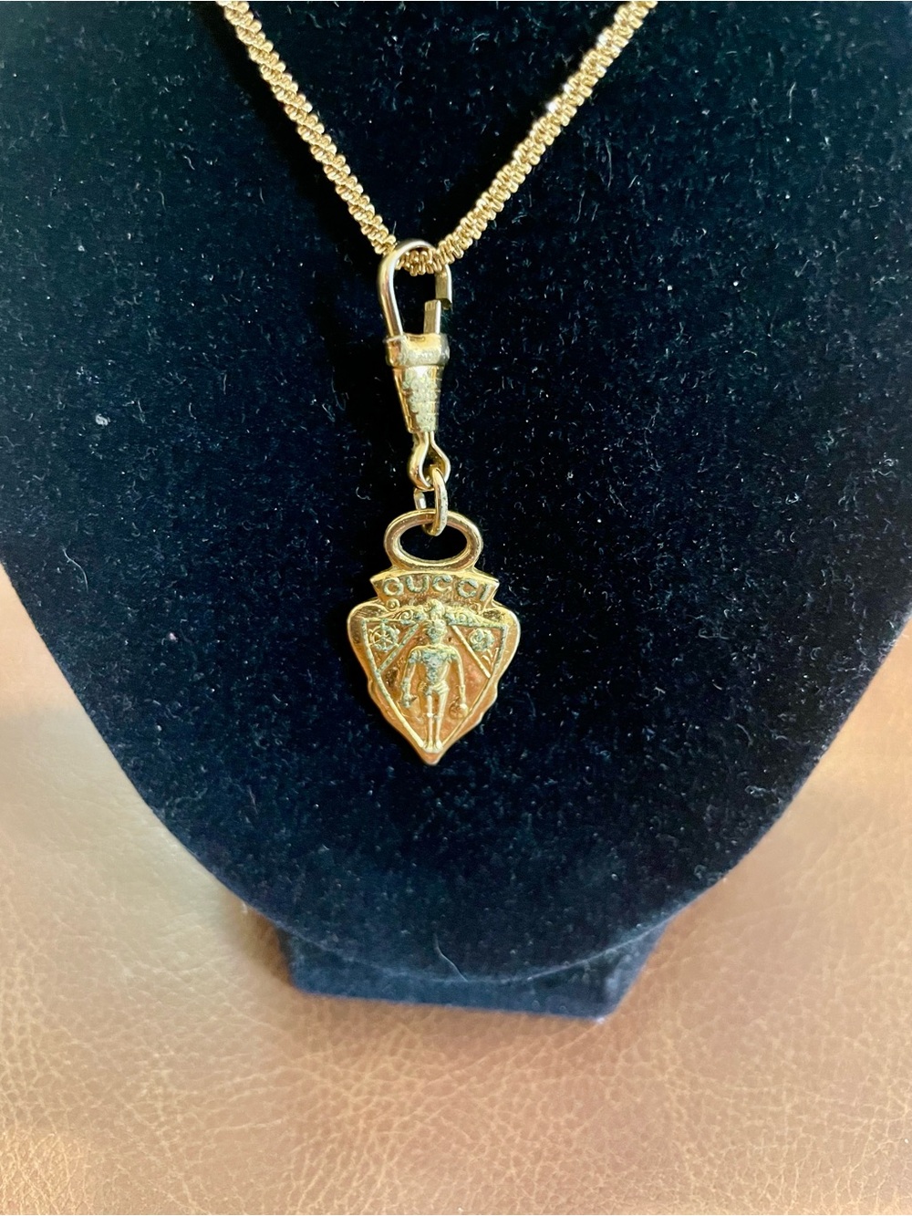 Gucci authentic Gold-tone Crest Knight Pendant Charm necklace - Picture 3 of 6